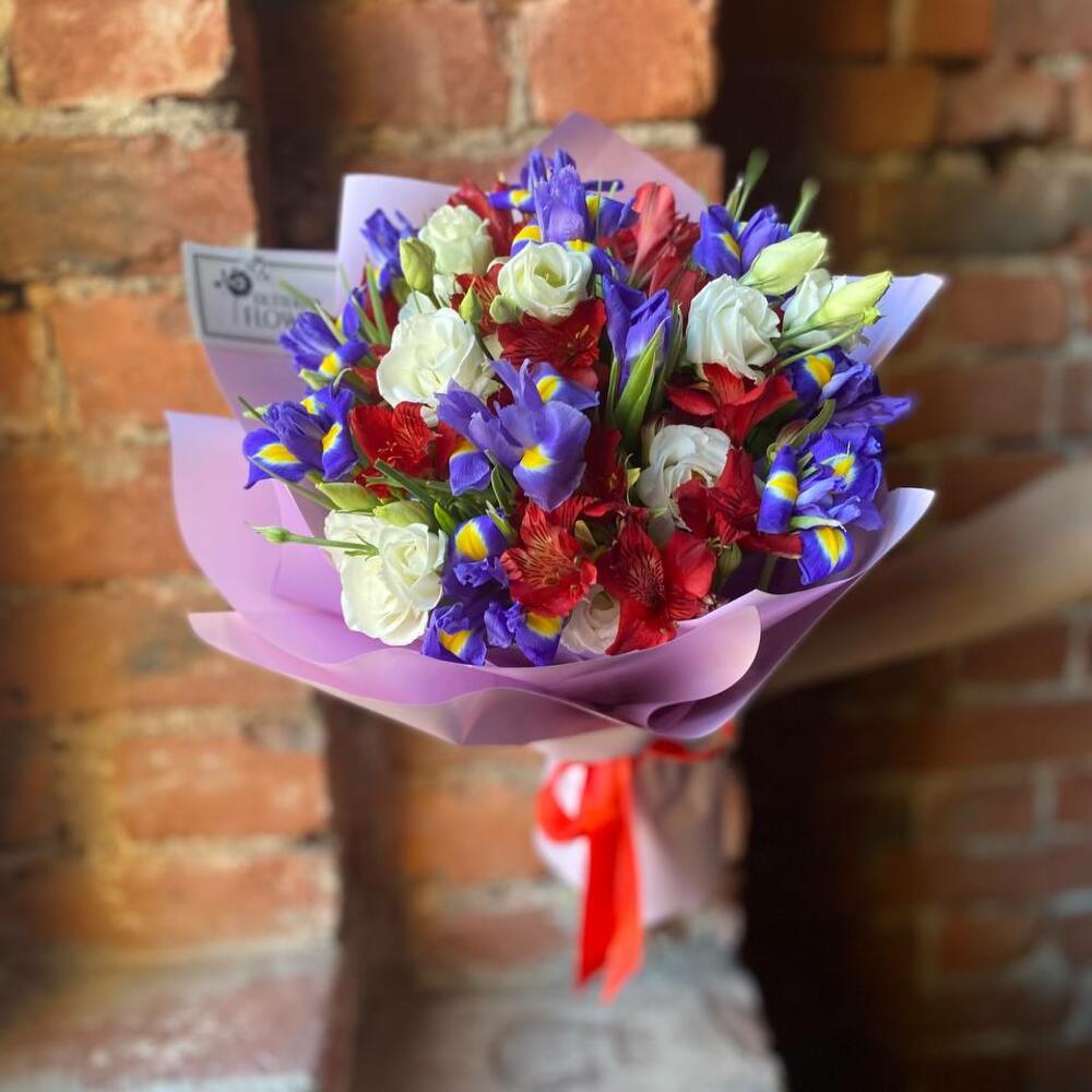 Букет из альстромерии, эустомы и ирисов в стильной упаковке 