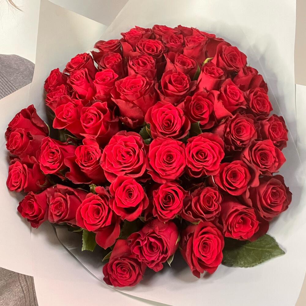 51 красная роза в упаковке
