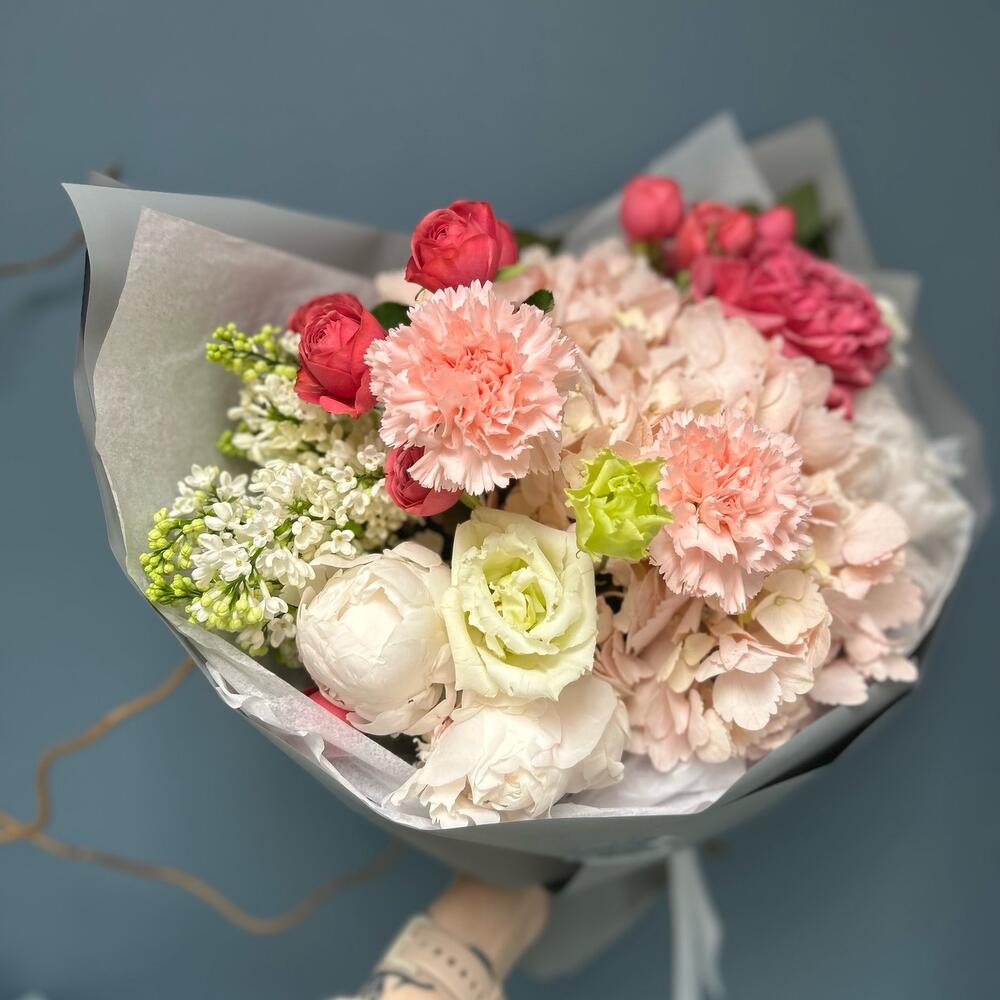 Авторский букет с гортензией, пионами, сиренью и розой