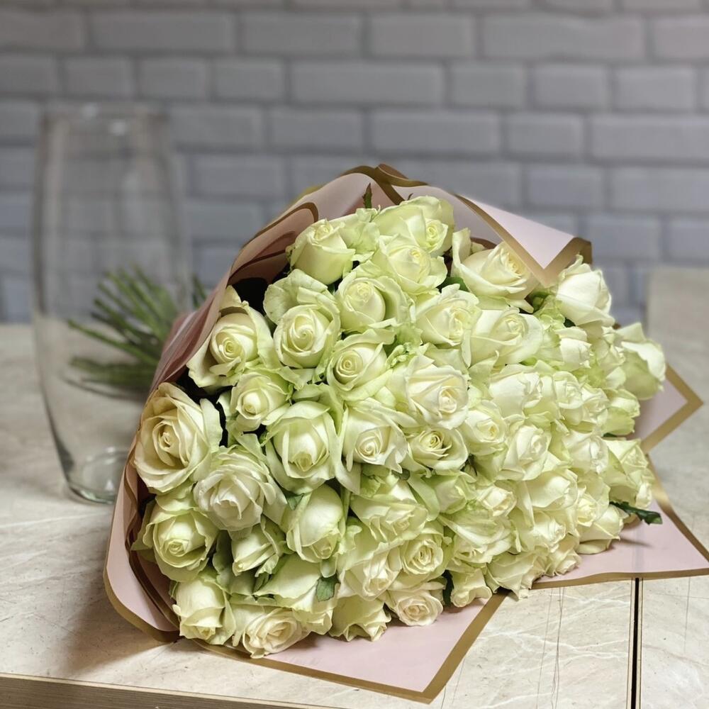 Букет белых роз и стеклянная ваза