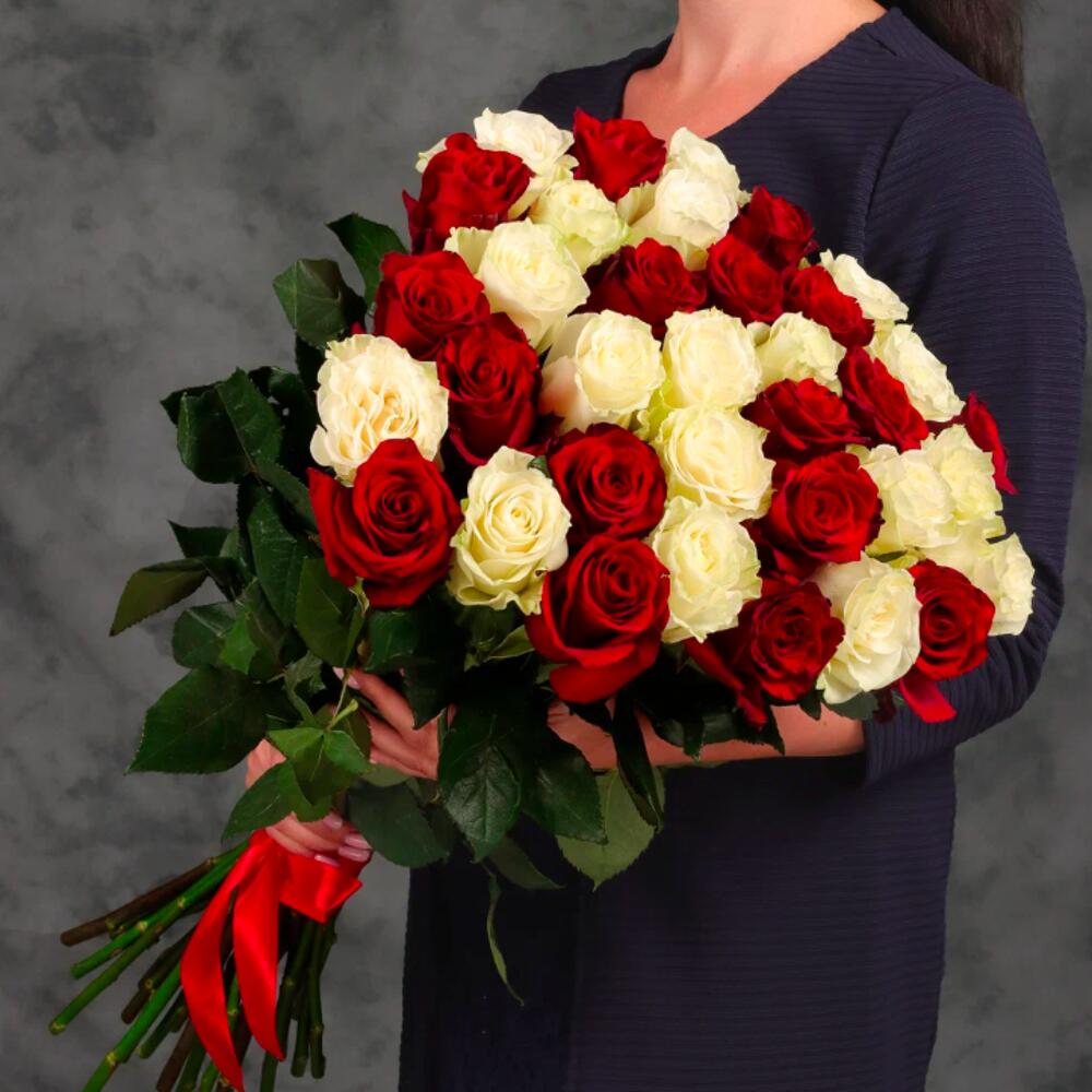 Букет 31 красная и белая роза